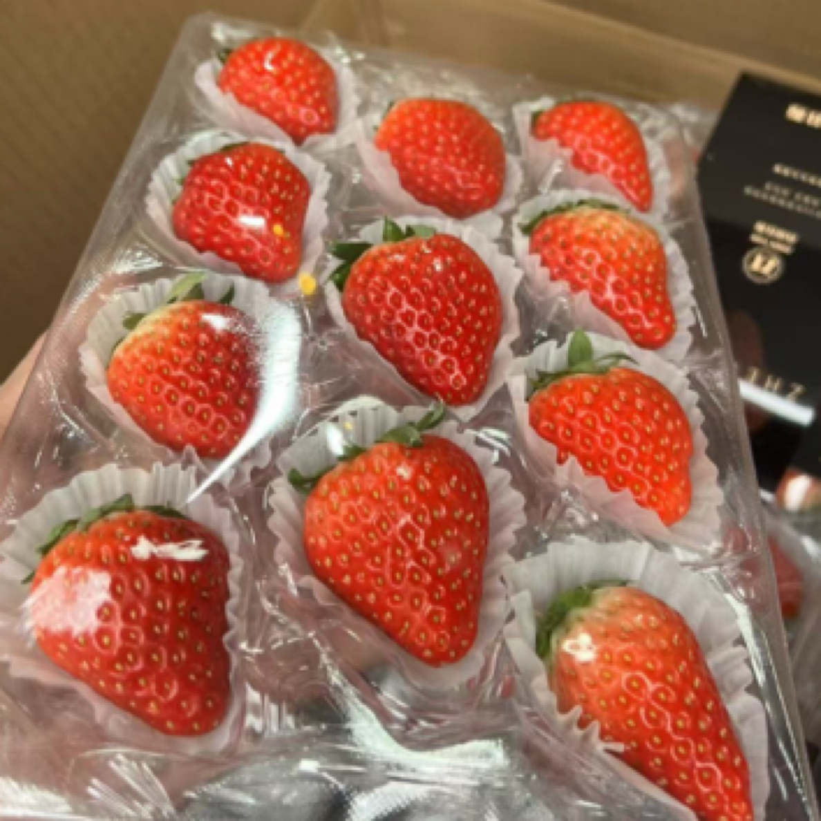 丹东红颜草莓1盒约300克.草莓味浓郁，偏甜口感，不空心