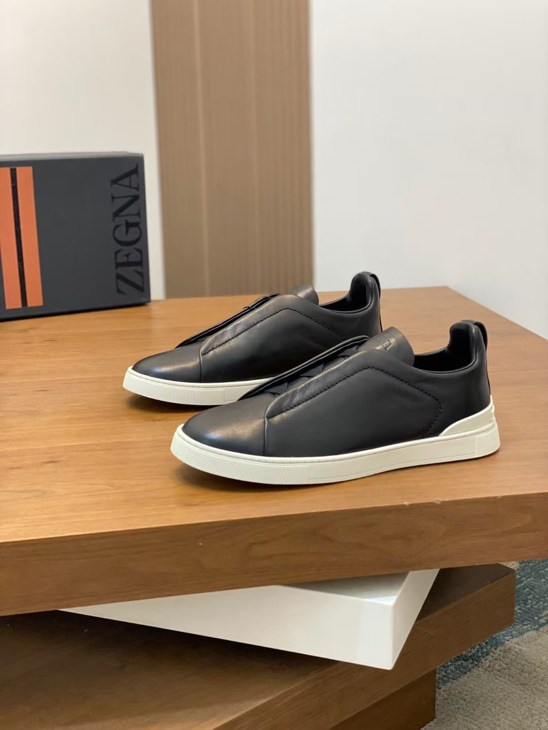 春季休闲板鞋透气胶粘运动鞋黑色低帮系带运动休闲鞋