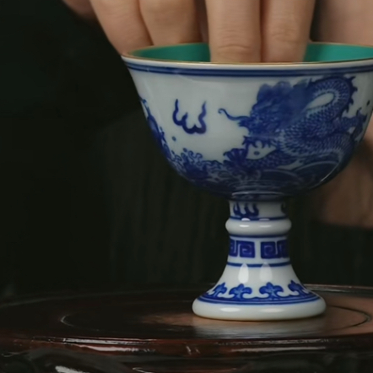 Y内松石绿釉外青花海水龙纹高足杯