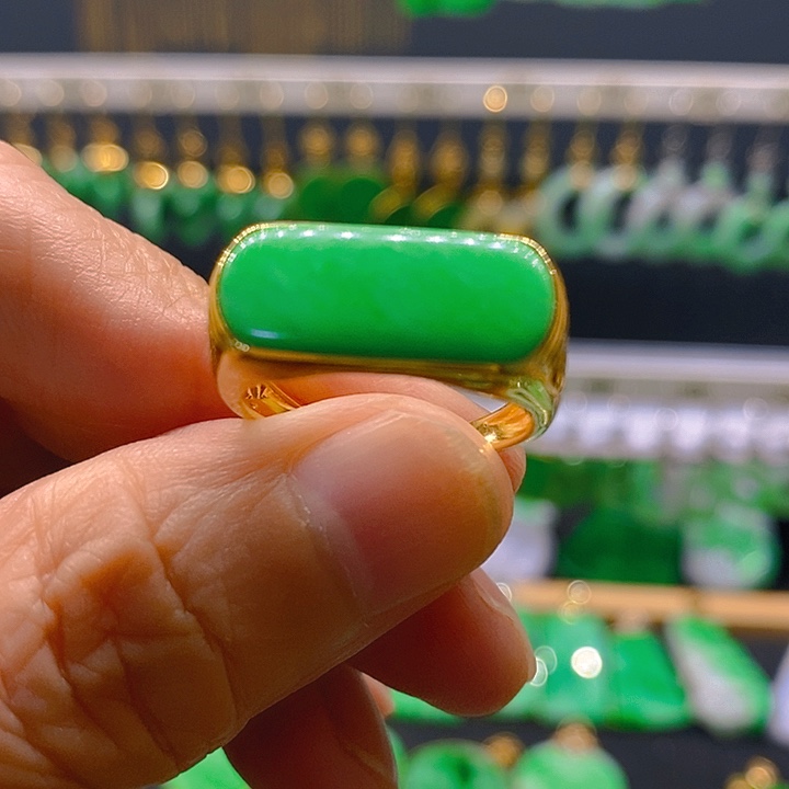 18K金镶嵌戒指翡翠戒指