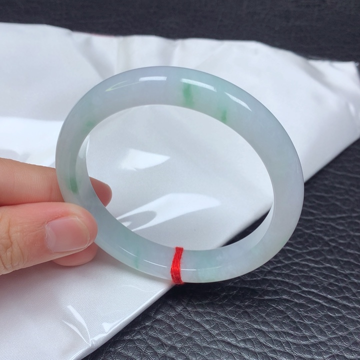 翡翠手镯未镶嵌。