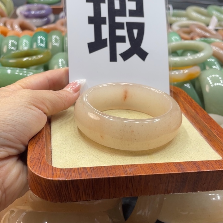 满***陏石英质玉未镶嵌珠宝奇石