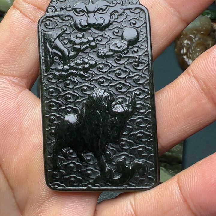 和田玉未镶嵌把件