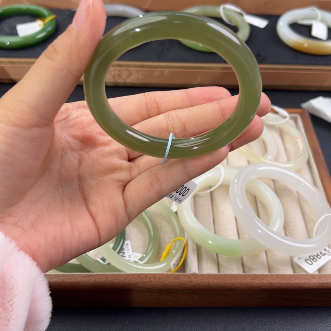 和田玉未镶嵌手镯