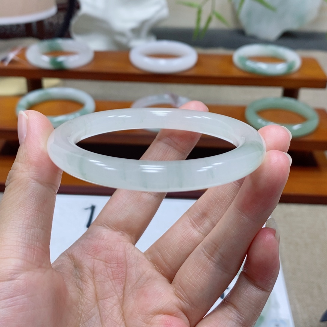 未镶嵌手镯石英质玉