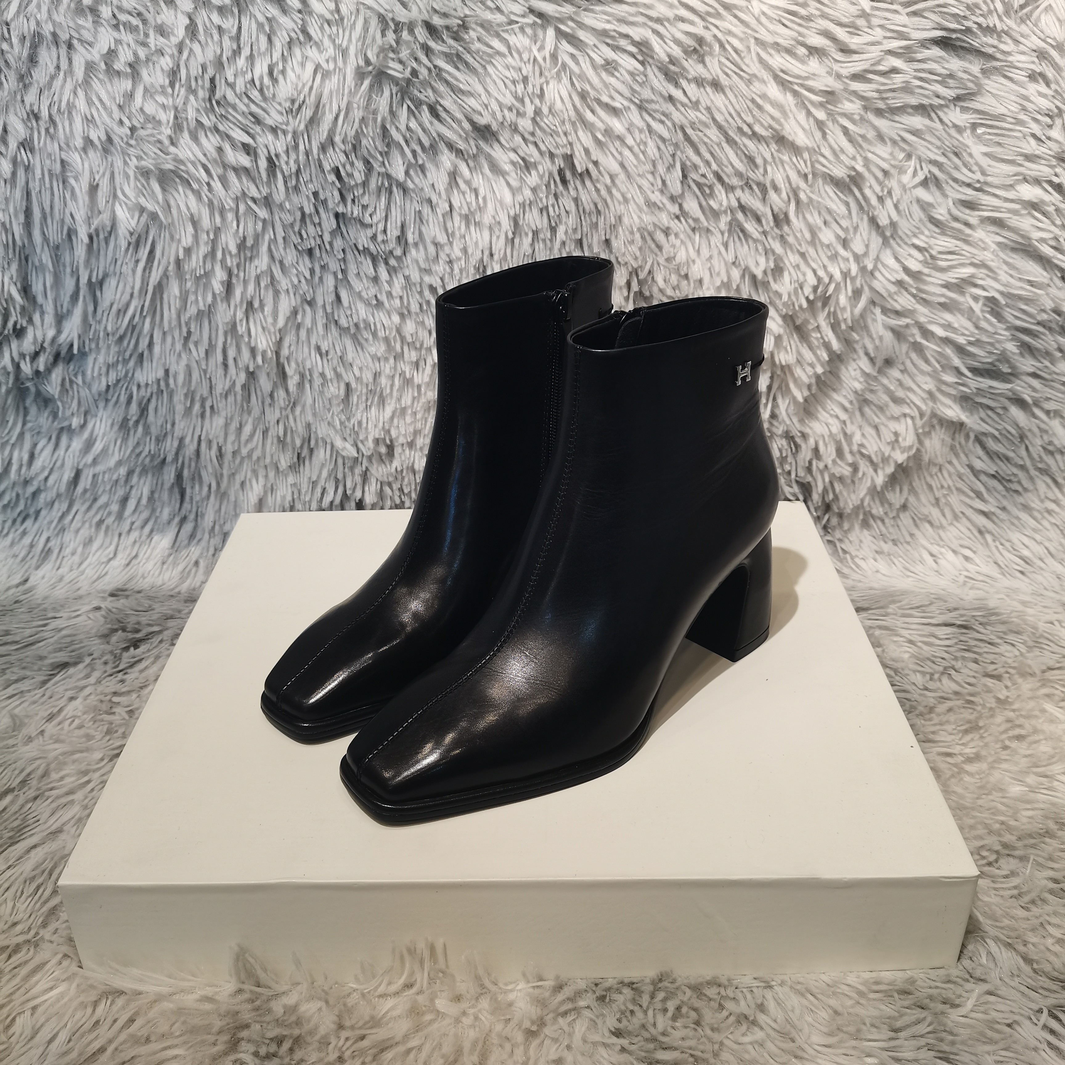 胎牛皮加绒里小方头方根内侧拉链，时尚洋气，高档瘦瘦靴