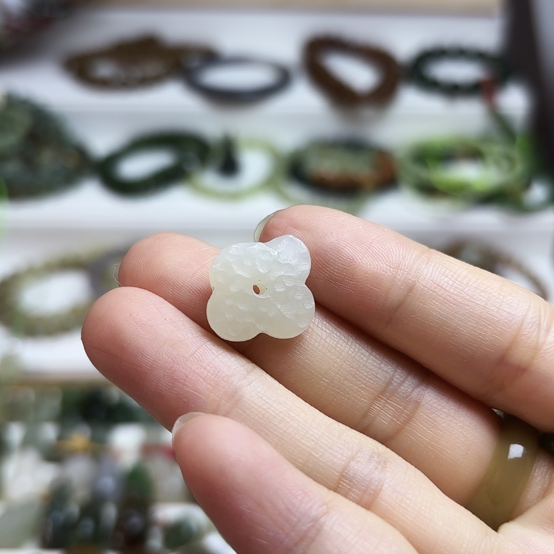 和田玉颈饰未镶嵌?***?白玉小花