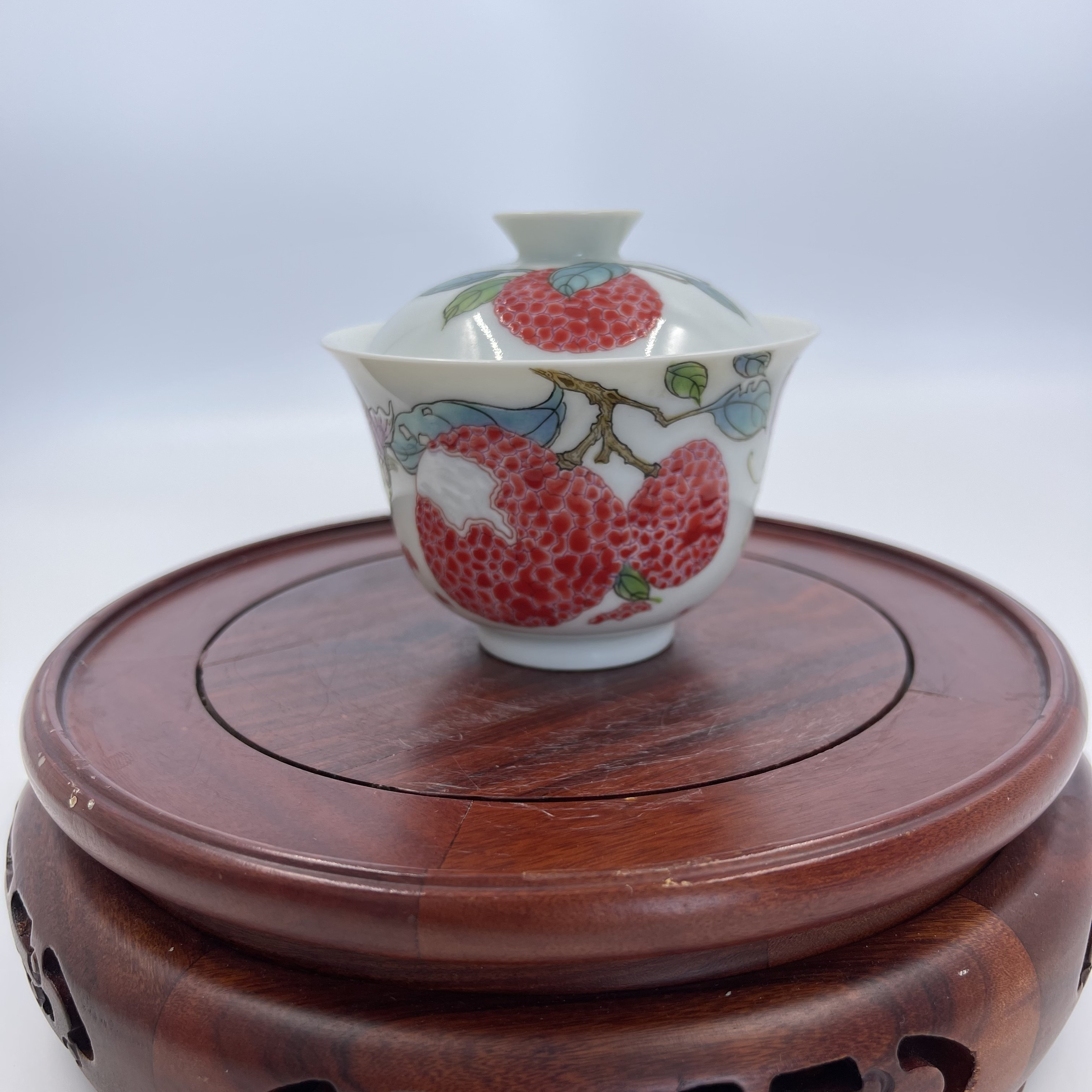 粉彩荔枝蝴蝶纹盖碗   高7.5公分 口径8.5公分 全品  