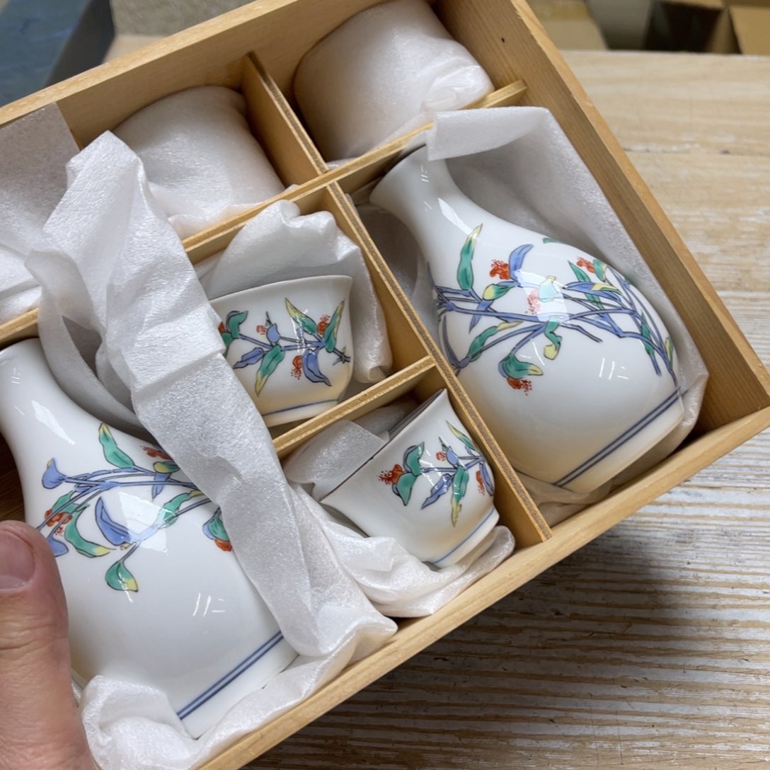 瓷片密密麻麻地排列着