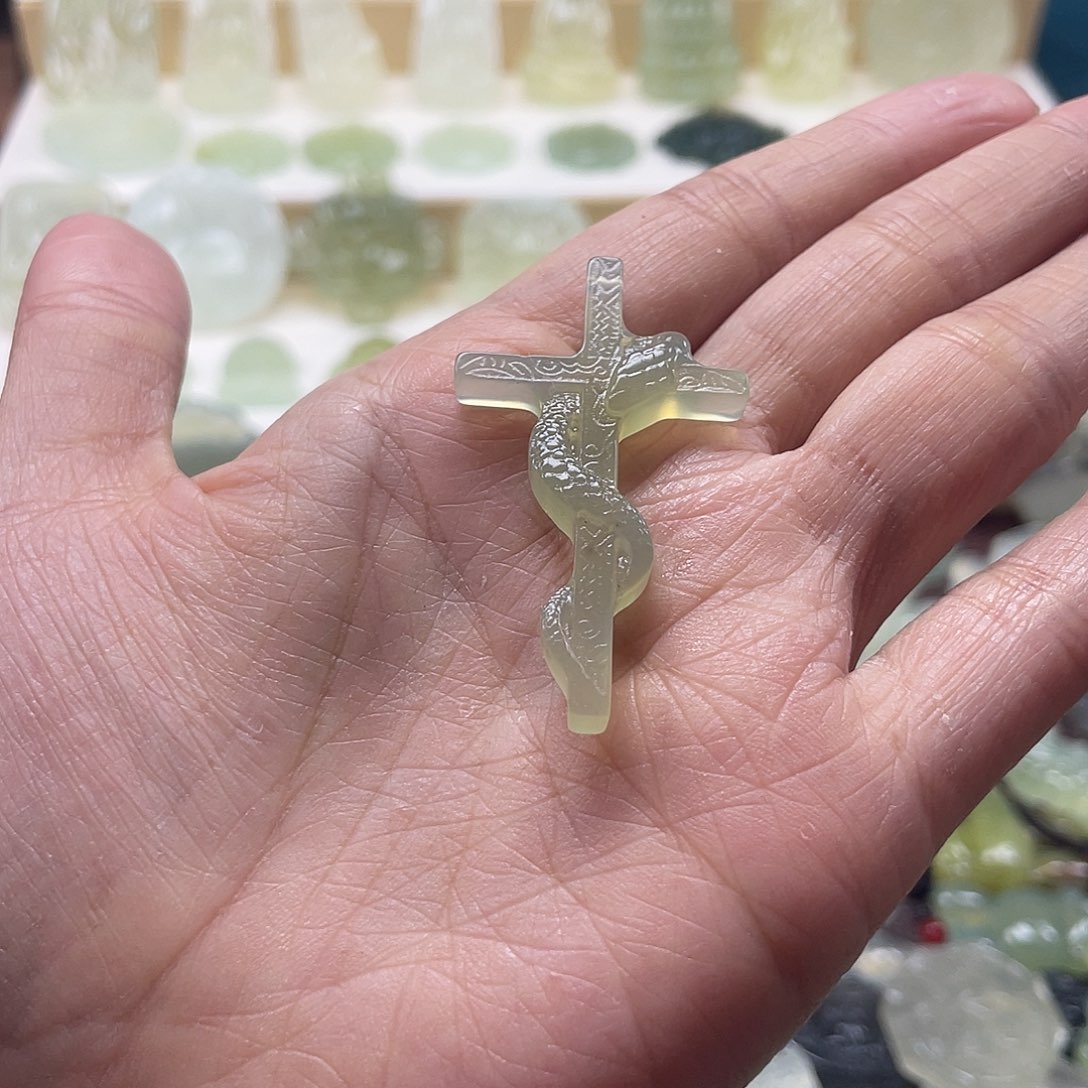 蛇纹石玉颈饰未镶嵌