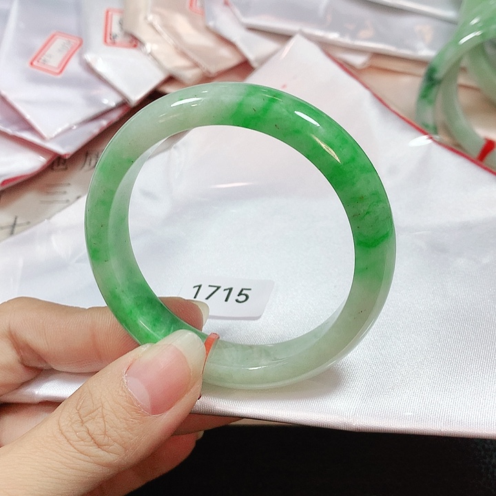 翡翠手镯未镶嵌颠**离天然翡翠手镯52.3