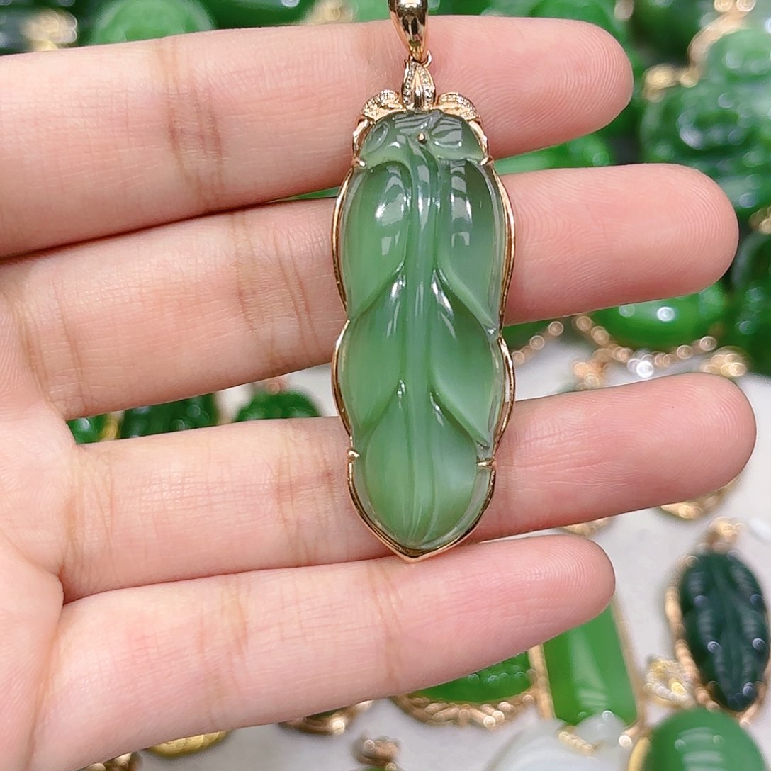 和田玉（碧玉）颈饰18K金镶嵌粉青冰猫金镶叶子