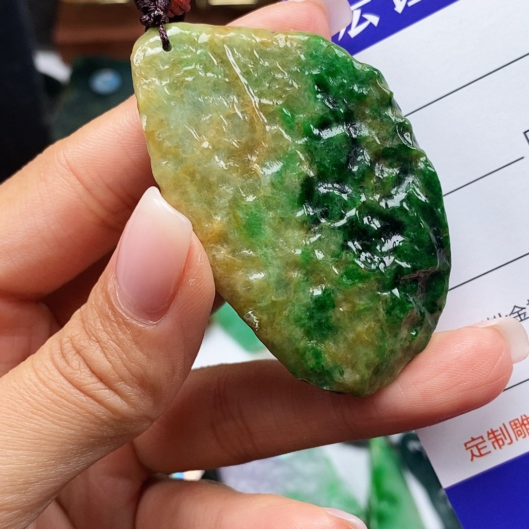 闫***豆翡翠未镶嵌吊坠(不含链)