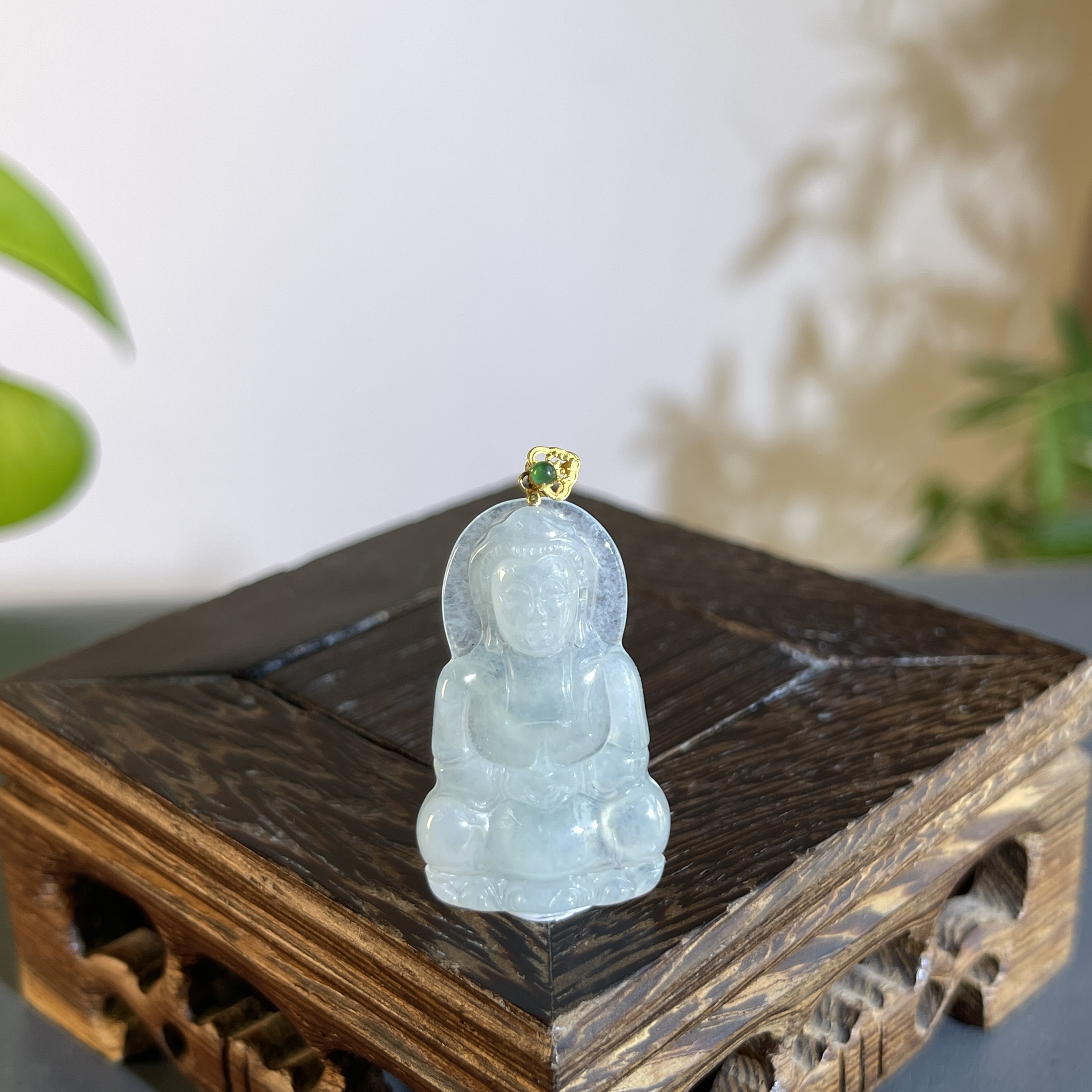 JTB18-08 天然缅甸A货翡翠  18K扣头正装观音