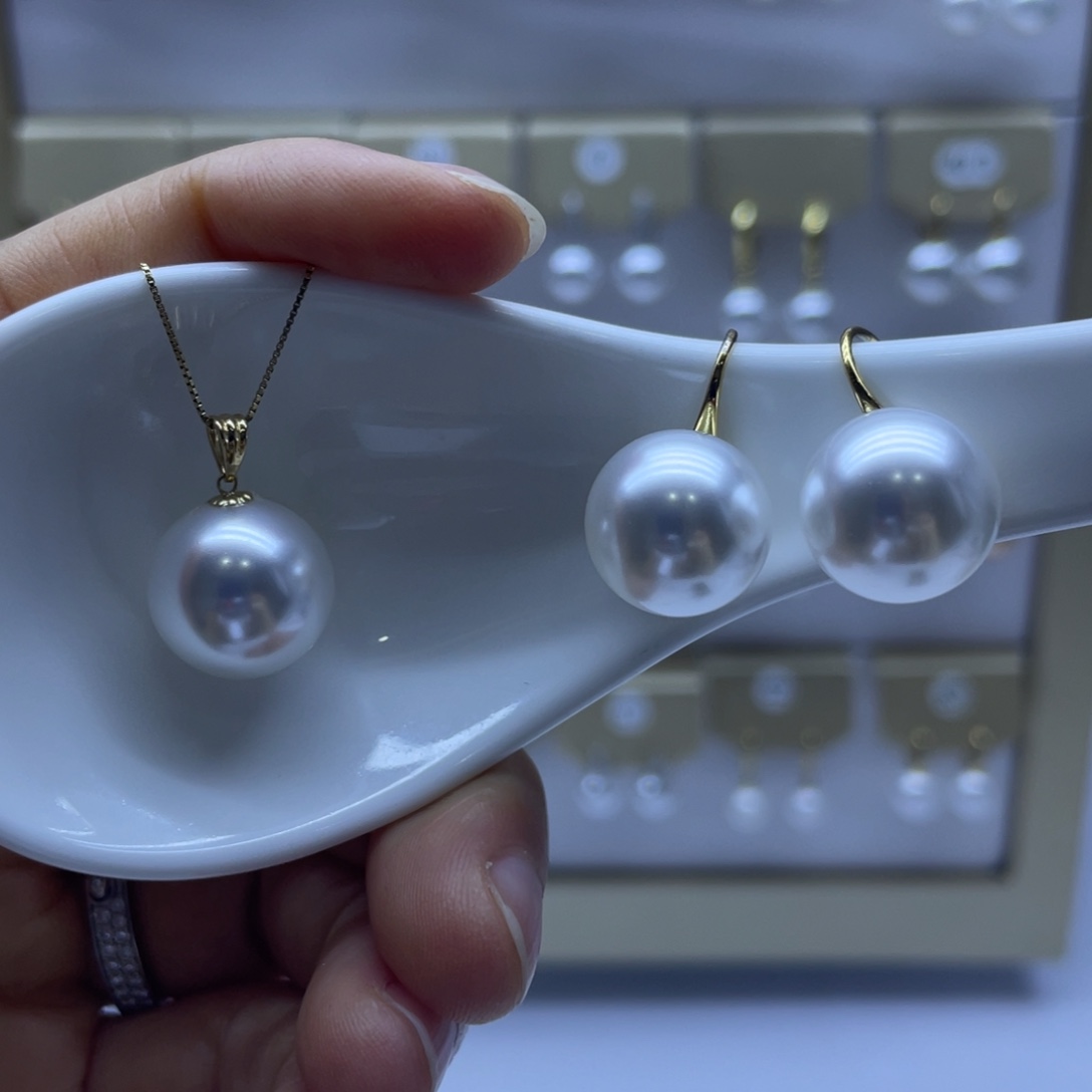 淡水珍珠18K金镶嵌吊坠(赠链)