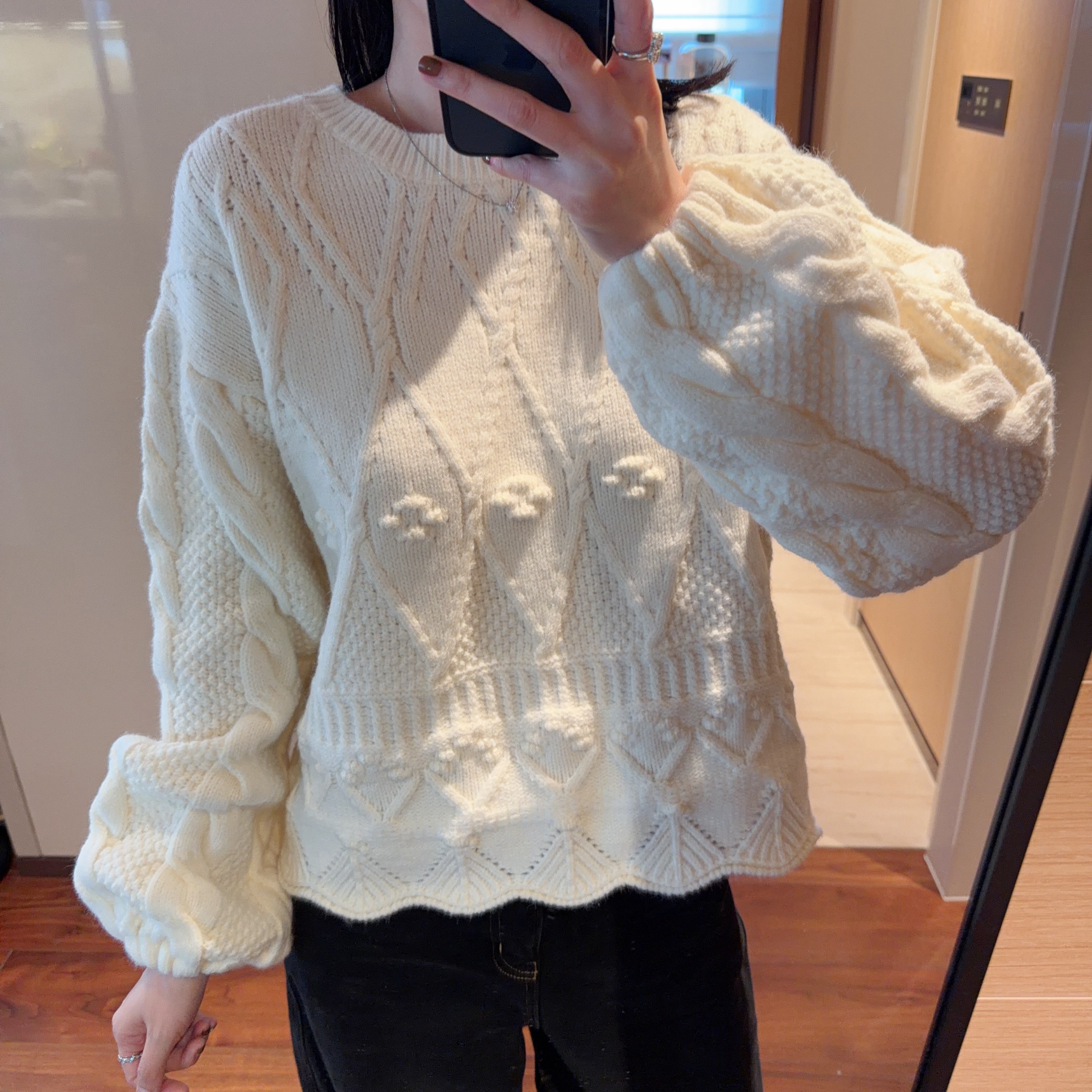 【张静芝】韩国新品~镂空钩花复古菱形格纹麻花针织奶油白毛衣