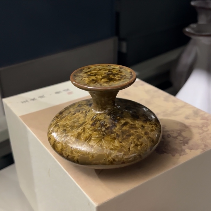 向新 紫玉金樽 花瓶盖置