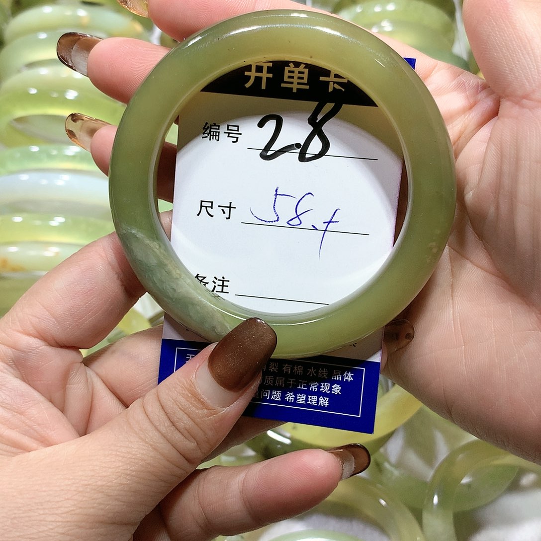 蛇纹石玉手镯未镶嵌