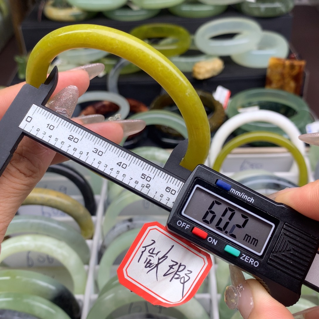 松***咪蛇纹石玉未镶嵌手镯2131