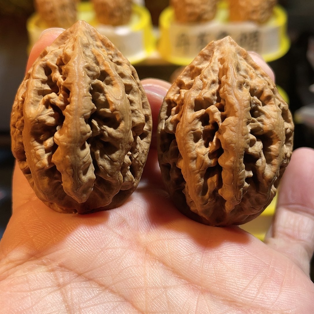 文玩核桃吊坠滚龙纹