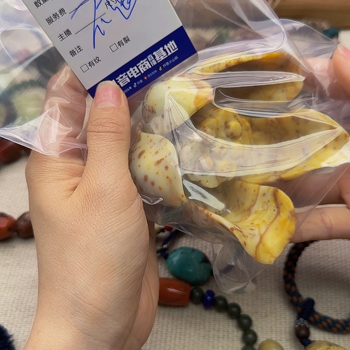 岫岩河磨玉（透闪石质玉）未镶嵌颈饰保***妆