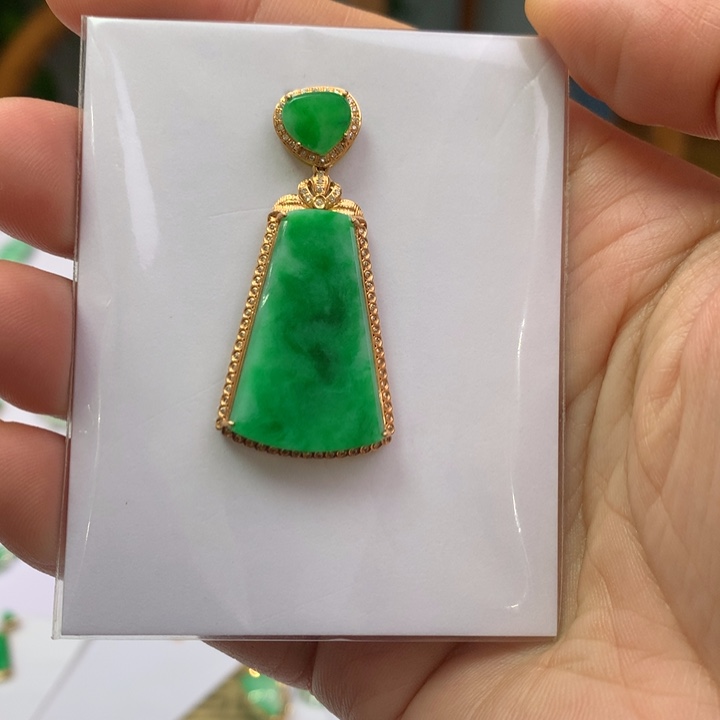 翡翠颈饰18K金镶嵌翡翠吊坠