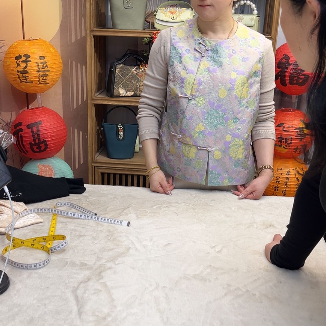 刺绣马甲四季破价双面宋锦