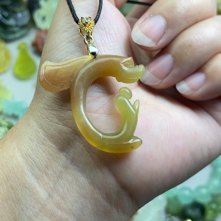 蛇纹石玉挂件未镶嵌