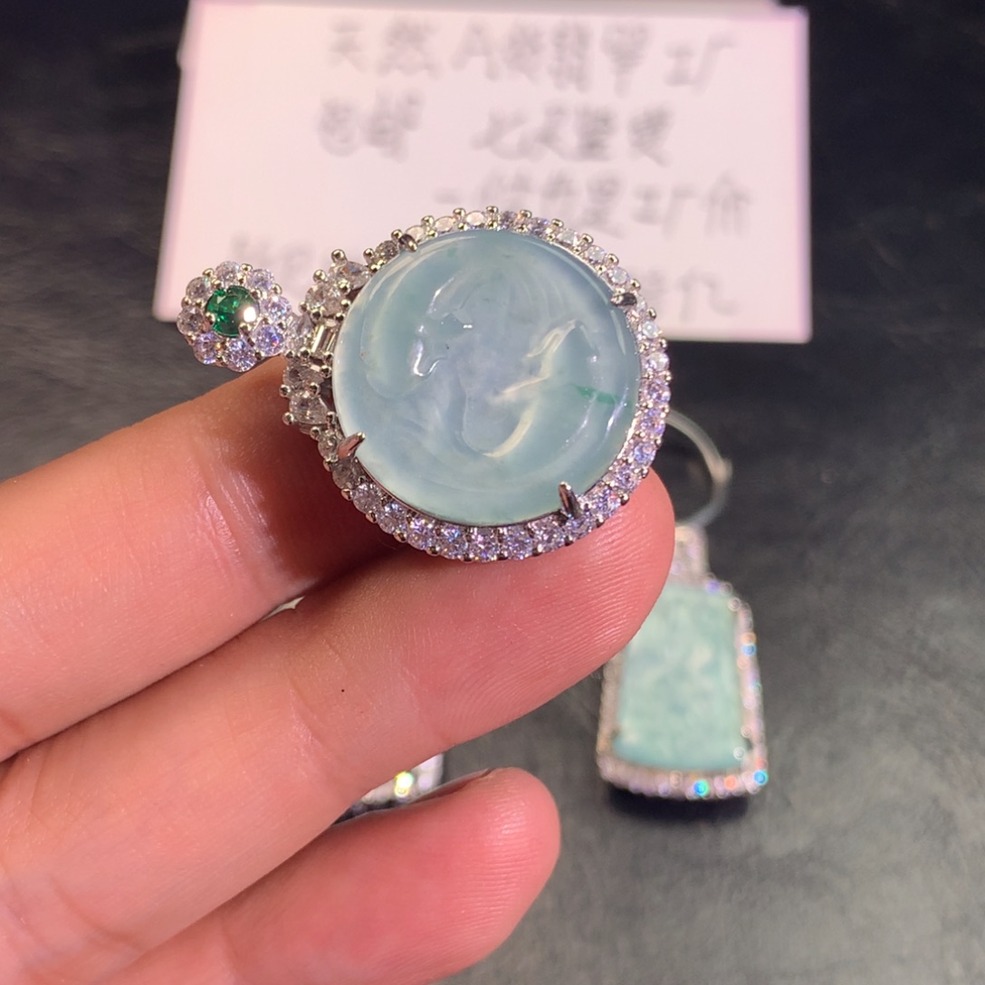 翡翠颈饰未镶嵌双鱼