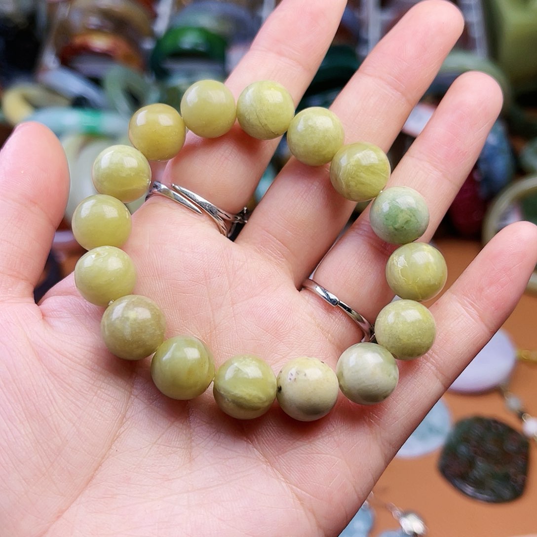 蛇纹石玉颈饰合金