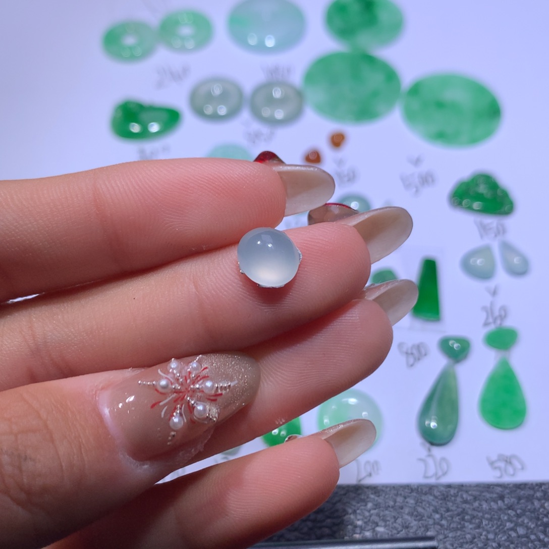 翡翠颈饰未镶嵌蛋面