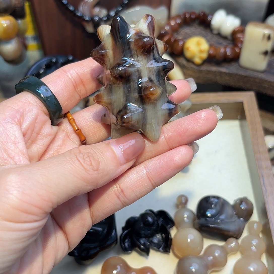 轻***嘉非金属牛角海参把件