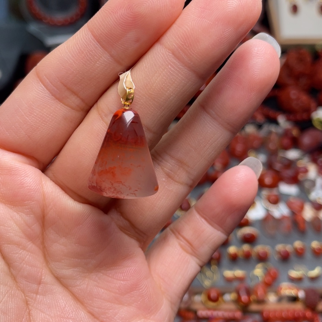 南红玛瑙18K金镶嵌飘花无事牌