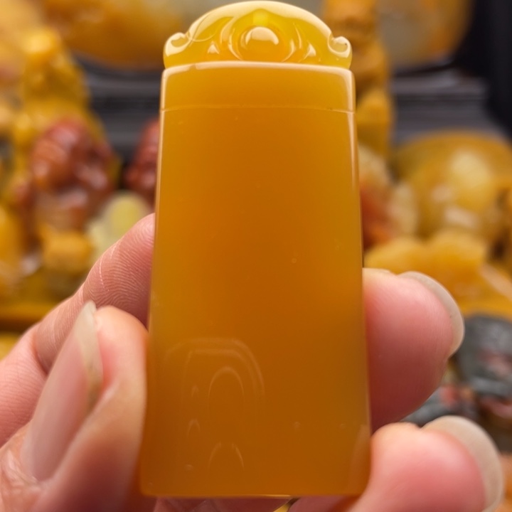 石英质玉（黄龙玉）挂件合金