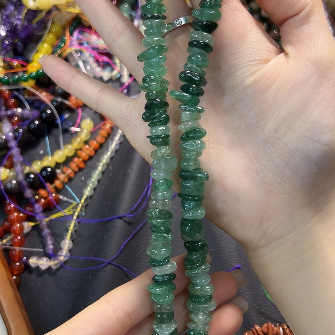 玛瑙/玉髓未镶嵌珠宝半成品绿草莓碎石一条