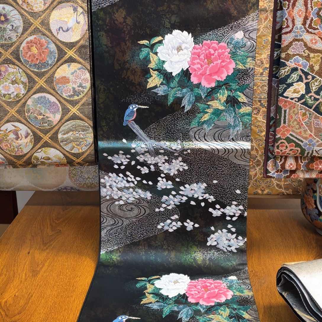 织绣引箔牡丹瑞鸟