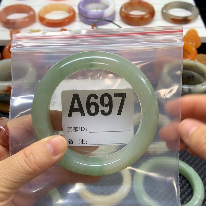 鲍***娟石英质玉未镶嵌手镯