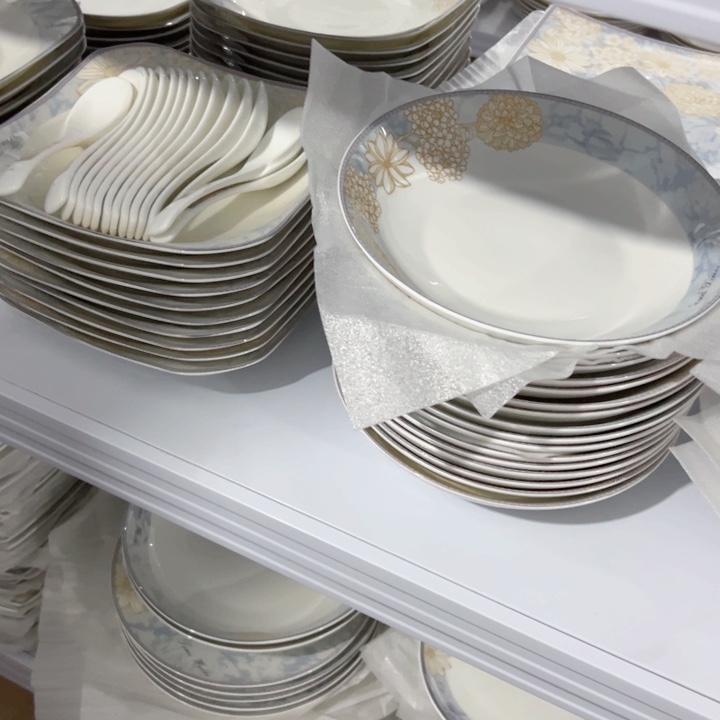 瓷美好时光八寸方盘一个，7.5如意一个