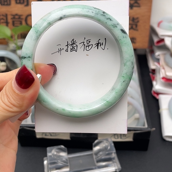 翡翠手镯未镶嵌57正圈小纹裂
