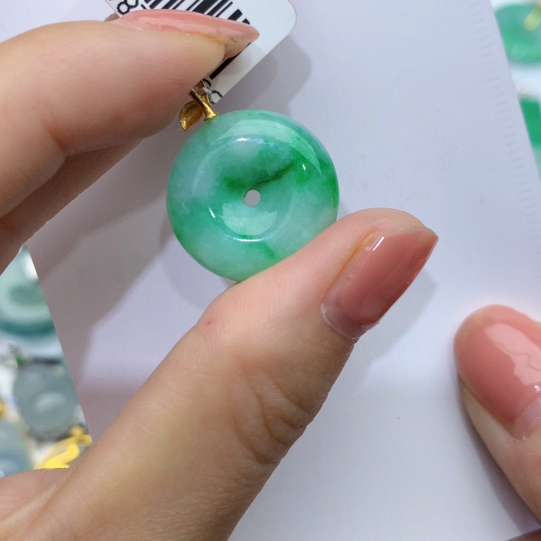 翡翠颈饰18K金镶嵌扣