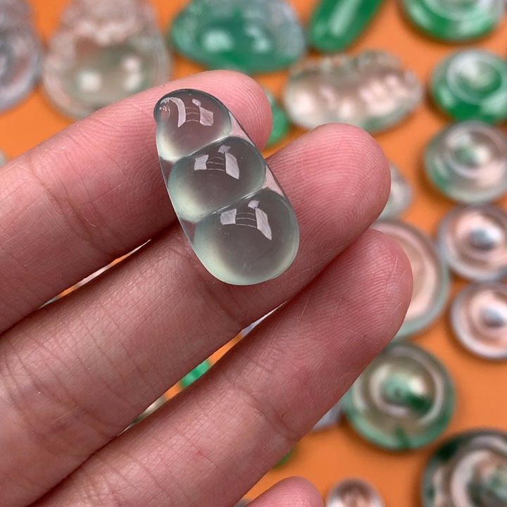 翡翠挂件未镶嵌….