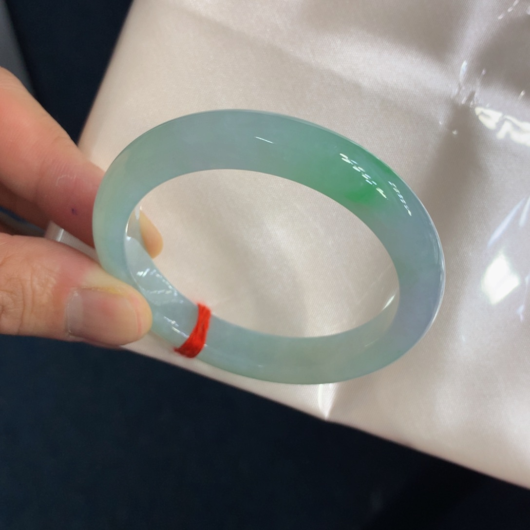 翡翠手镯未镶嵌翡翠