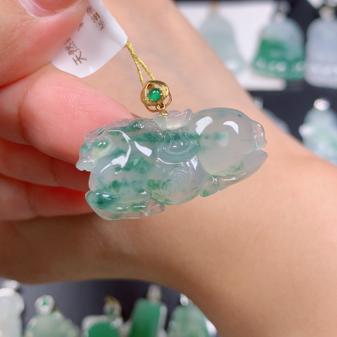 翡翠18K金镶嵌颈饰唐马