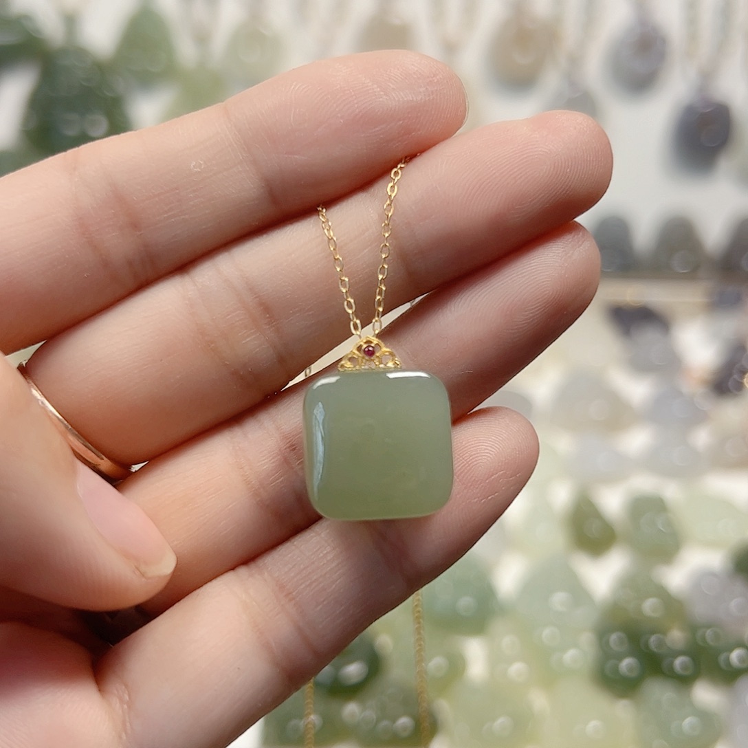 颈饰18K金镶嵌和田玉