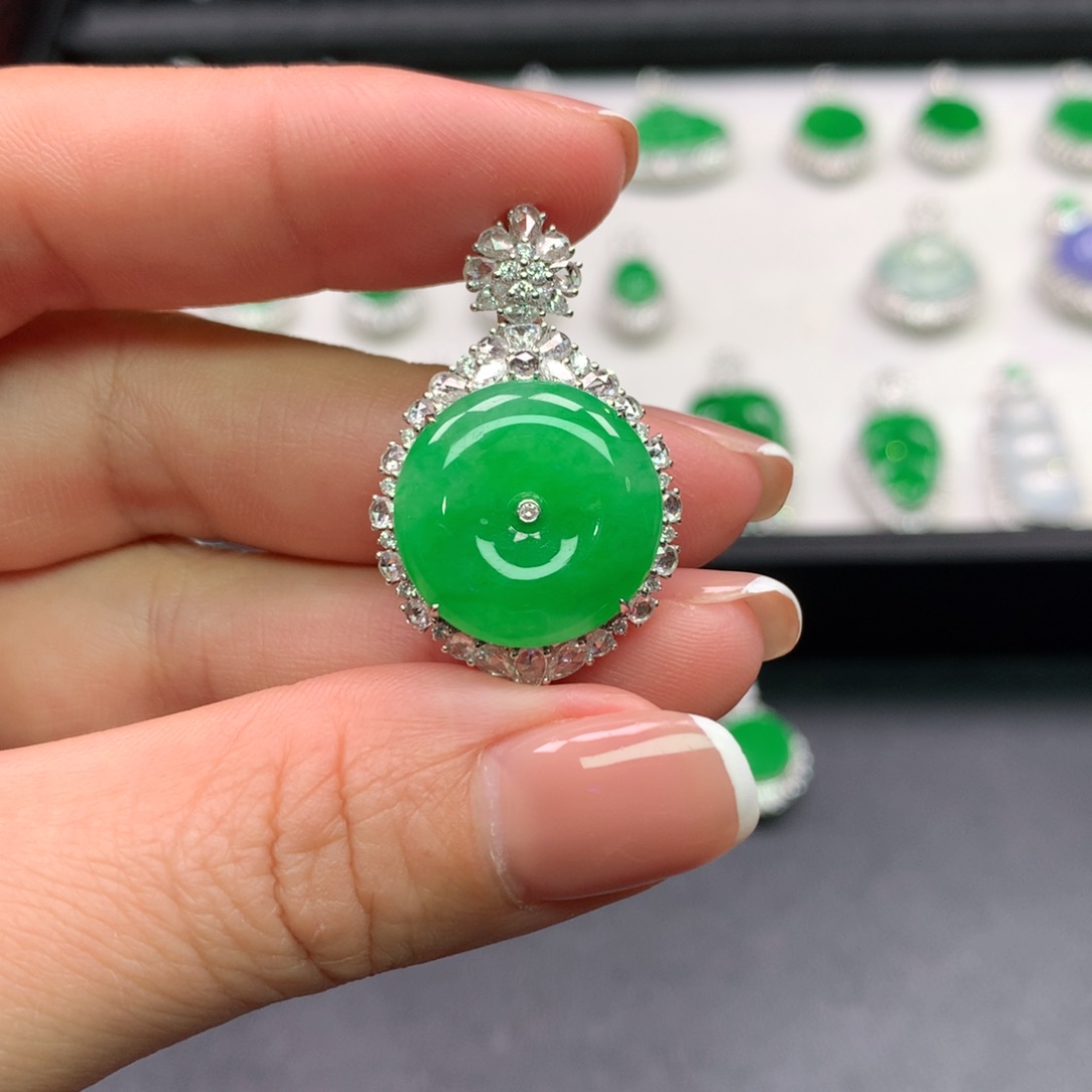 翡翠吊坠(不含链)18K金镶嵌?**色