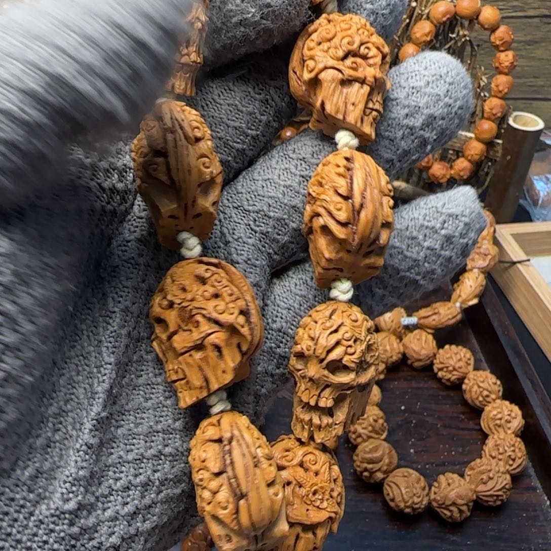 纯手工雕刻桃核花鬼手持