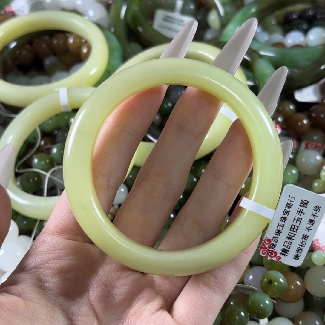 光***芒未镶嵌手链和田玉拍5发1。214