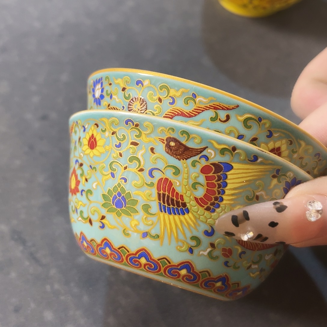 摆件一对斗彩薄胎茶杯摆件