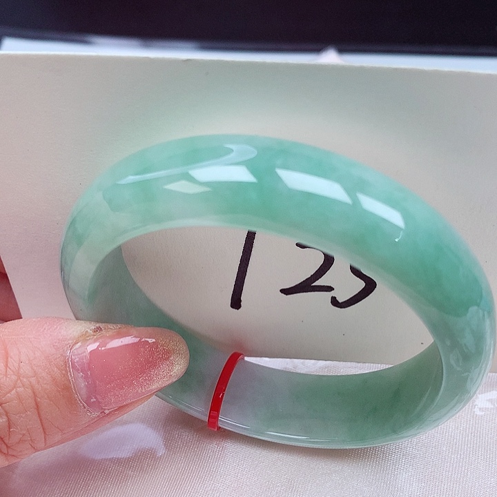 翡翠手镯未镶嵌翡翠