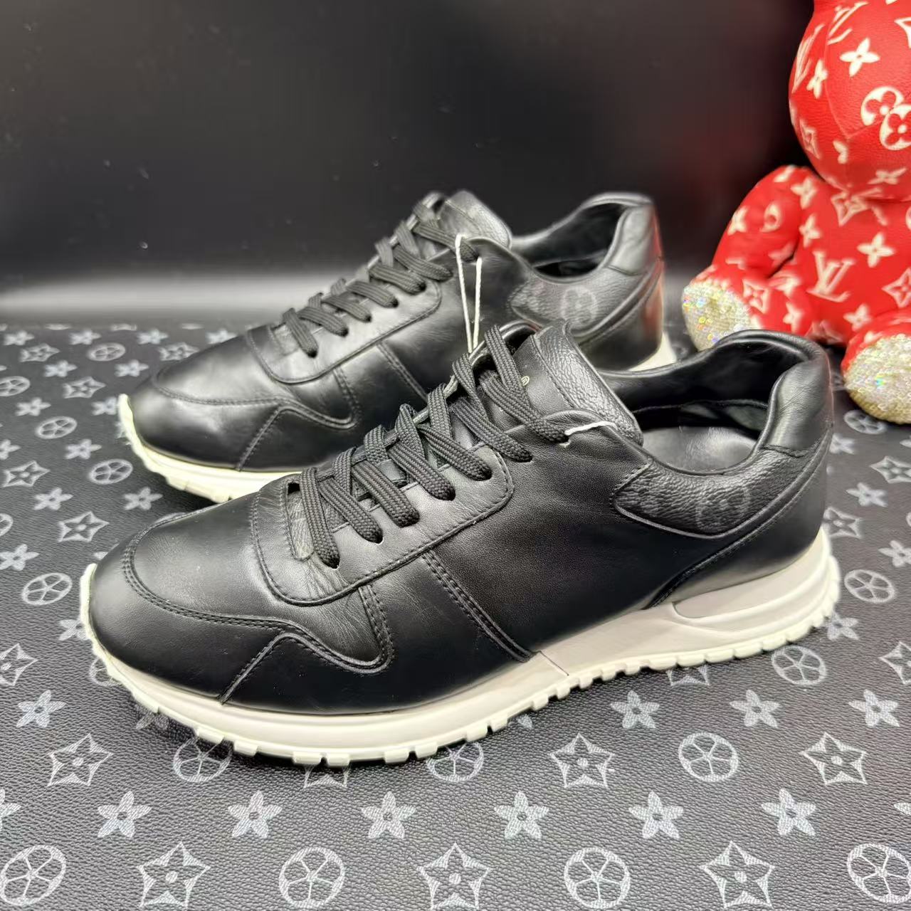 95新 LouisVuitton/路易威登 黑皮革后尾老花运动鞋39欧 ddm3142